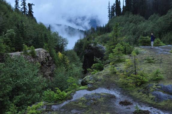 Observando garganta do Lava Canyon, ao sul do Mt. St. Helens, no estado de Washington, nos EUA